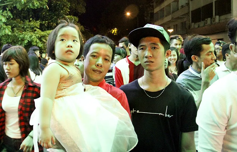 “Bố ơi! Mình đi xem pháo hoa nhé!“ ảnh 7